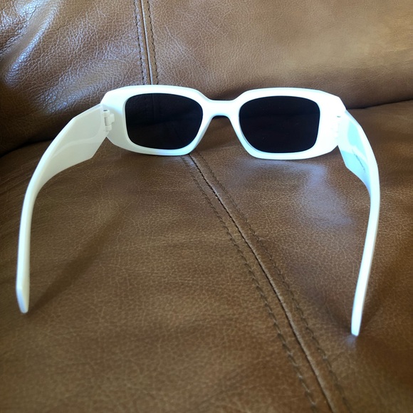 Mint condition Sunglass - Picture 3 of 6